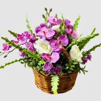 گل ارکیده بنفش و رز سفید مصنوعی همراه سبد چوبی دسته دار