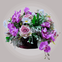 گل ارکیده بنفش و رز صورتی مصنوعی همراه سبد چوبی دسته دار
