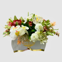 گل ارکیده سفید و رز قرمز مصنوعی همراه گلدان چوبی