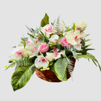 گل ارکیده و رز مصنوعی همراه سبد چوبی دسته دار