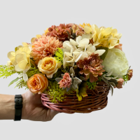 گل داوودی ترکیبی مصنوعی همراه سبد چوبی دسته دار