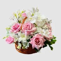 گل رز و شکوفه مصنوعی همراه سبد چوبی دسته دار