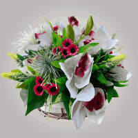 گل مگنولیا و داوودی مصنوعی همراه سبد چوبی